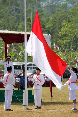 Hentakan Paskibra SMA Sedes Sapientiae Bedono, Kibarkan Bendera Merah Putih
