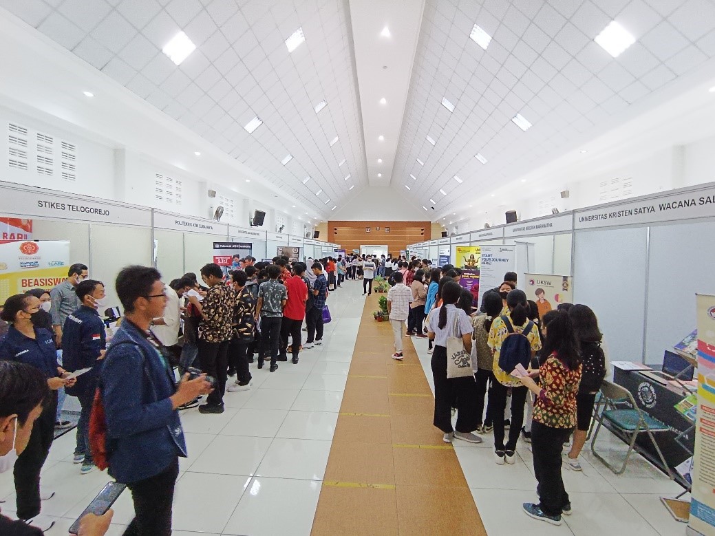 MENGGALI INFORMASI PERGURUAN TINGGI