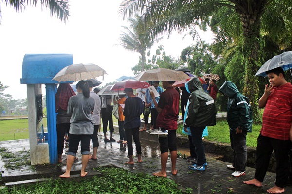 Siswa SMA Sedes Bedono Jalan Salib