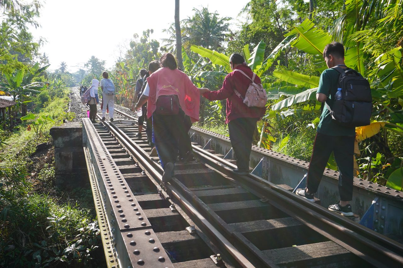 Hello 30: Rel Kereta Api Tua yang Menuntunku