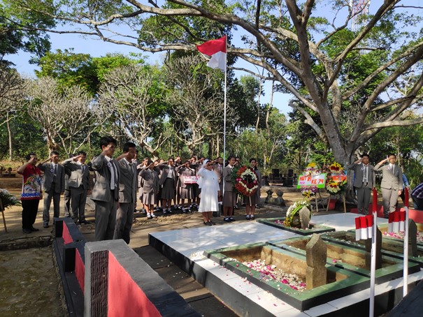 Upacara Tabur Bunga di Makam Pejuang Kusuma Bantala Jambu