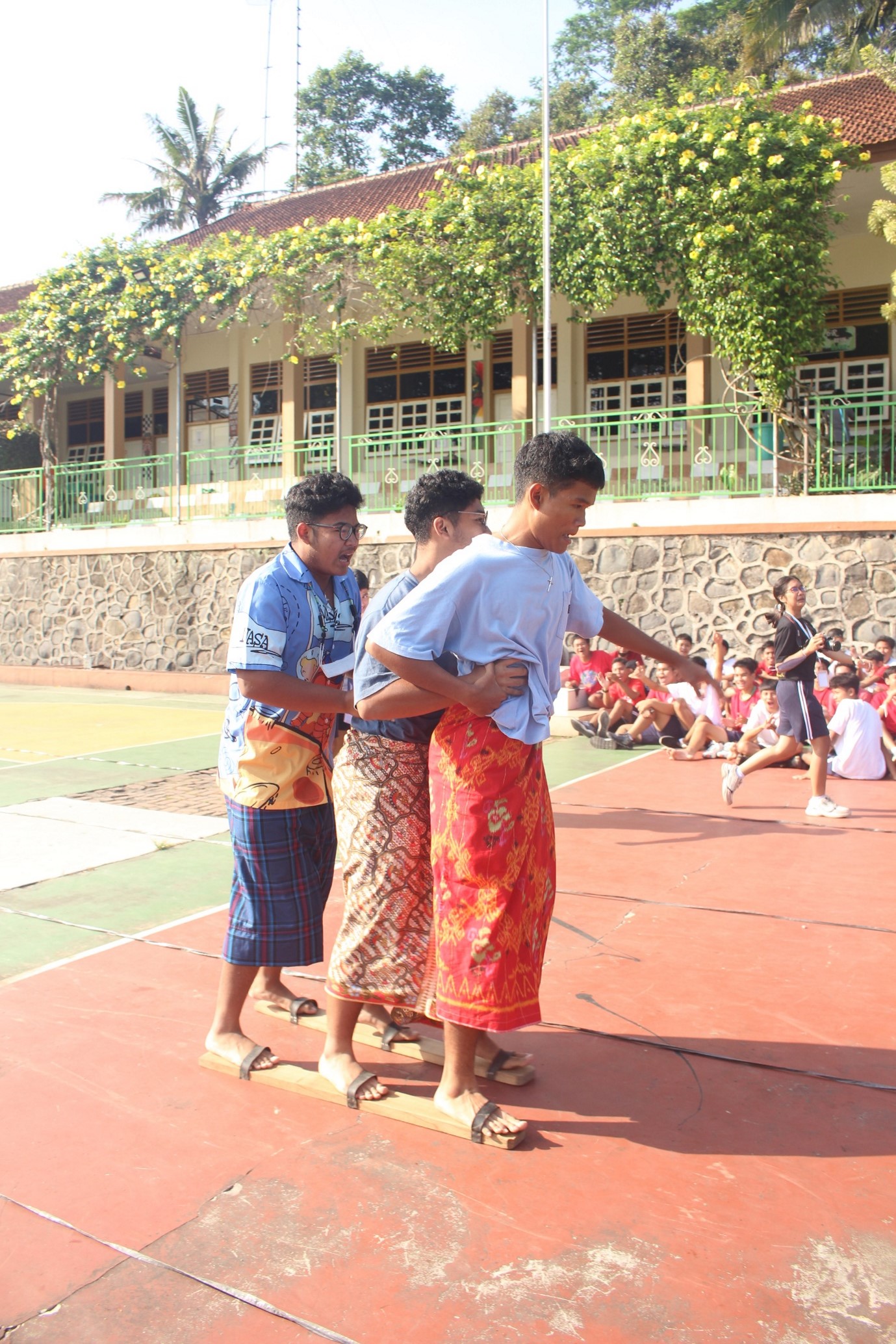Balap Karung dan Bakiak  Membuat Semangat Memuncak Classmeeting Hari ke-2